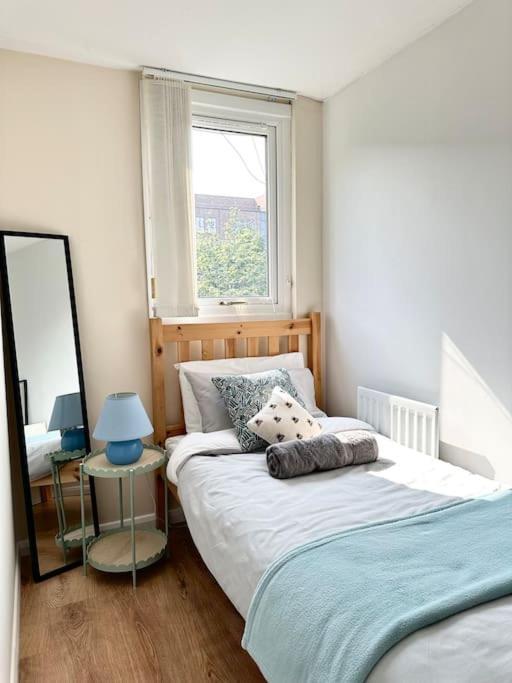 6 Guests House Old Trafford,Media City,City Centre, Free Parking Манчестер Экстерьер фото
