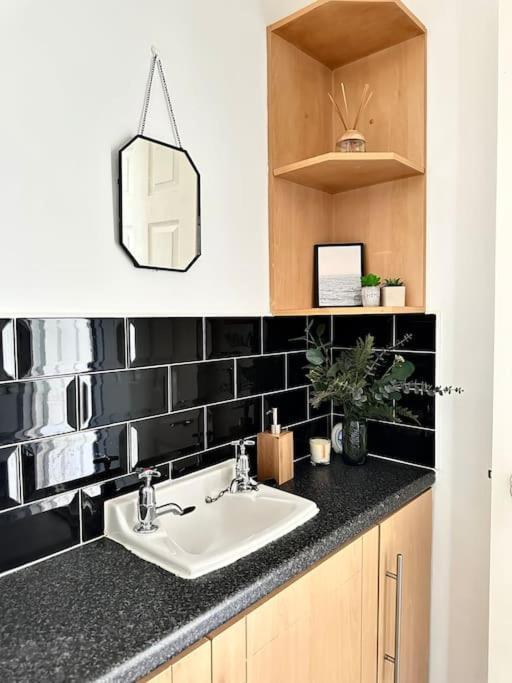 6 Guests House Old Trafford,Media City,City Centre, Free Parking Манчестер Экстерьер фото
